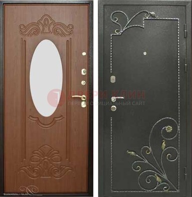 Черная входная дверь с зеркалом и ковкой ДЗ-16 в Чехове