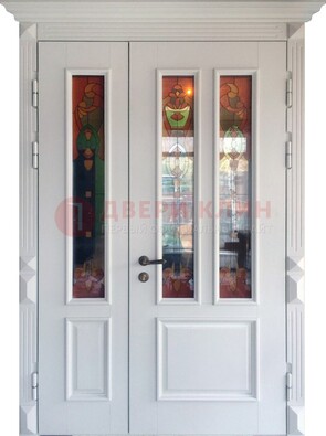 Белая полуторная металлическая дверь с витражом ВЖ-12 в Чехове