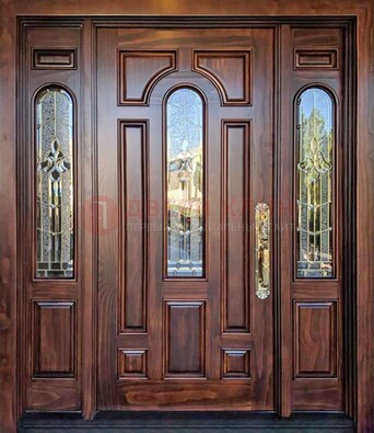 Железная классическая дверь с массивом дуба и витражом ВЖ-18 в Чехове