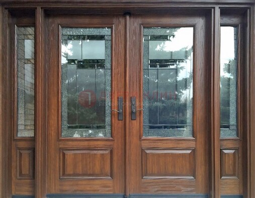 Распашная стальная дверь с массивом с витражом и фрамугами ВЖ-21 в Чехове