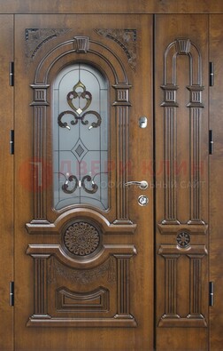 Коричневая двухстворчатая железная дверь с МДФ и витражом ВЖ-32 в Чехове