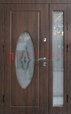 Коричневая двухстворчатая железная дверь с МДФ и витражом ВЖ-33 в Чехове